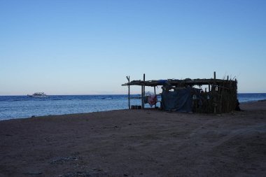 Akabe Körfezi 'ndeki Kızıldeniz' in yerel sakinleri için güneş tepe örtüsü olan dinlenme alanı. Dahab, Güney Sina Valiliği, Mısır 