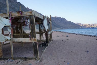 Akabe Körfezi 'ndeki Kızıldeniz' in yerel sakinleri için güneş tepe örtüsü olan dinlenme alanı. Dahab, Güney Sina Valiliği, Mısır 