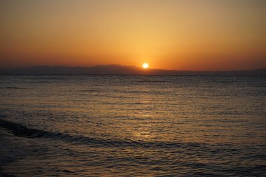 Akabe Körfezi 'nde, Kızıl Deniz' in üzerinde gün doğumu. Dahab, Güney Sina Valiliği, Mısır  