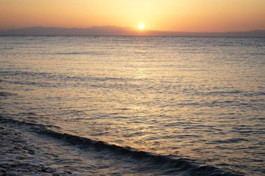 Akabe Körfezi 'nde, Kızıl Deniz' in üzerinde gün doğumu. Dahab, Güney Sina Valiliği, Mısır  