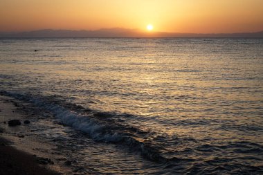 Akabe Körfezi 'nde, Kızıl Deniz' in üzerinde gün doğumu. Dahab, Güney Sina Valiliği, Mısır 