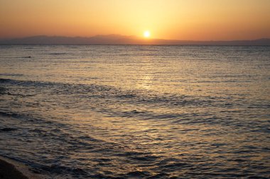 Akabe Körfezi 'nde, Kızıl Deniz' in üzerinde gün doğumu. Dahab, Güney Sina Valiliği, Mısır 