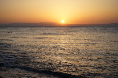 Akabe Körfezi 'nde, Kızıl Deniz' in üzerinde gün doğumu. Dahab, Güney Sina Valiliği, Mısır 
