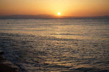 Akabe Körfezi 'nde, Kızıl Deniz' in üzerinde gün doğumu. Dahab, Güney Sina Valiliği, Mısır 