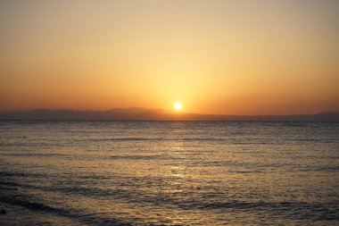 Akabe Körfezi 'nde, Kızıl Deniz' in üzerinde gün doğumu. Dahab, Güney Sina Valiliği, Mısır 