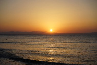 Akabe Körfezi 'nde, Kızıl Deniz' in üzerinde gün doğumu. Dahab, Güney Sina Valiliği, Mısır 