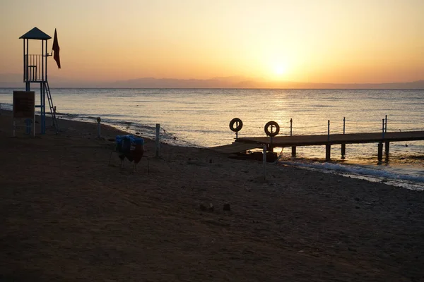 Akabe Körfezi 'nde, Kızıl Deniz' in üzerinde gün doğumu. Dahab, Güney Sina Valiliği, Mısır 