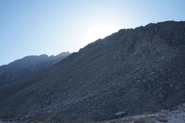 Dağın tepesinde gün batımı olan güzel bir manzara. Dahab, Güney Sina Valiliği, Mısır 