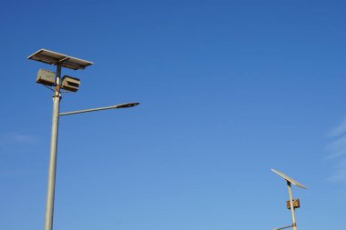 Otoyol boyunca güneş lambaları. Yeşil enerji. Dahab, Güney Sina Valiliği, Mısır 