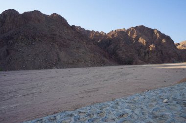 Malakot Dağı vahası civarındaki güzel dağ manzarası, Wadi Gnai, Dahab, Güney Sina Valiliği, Mısır 