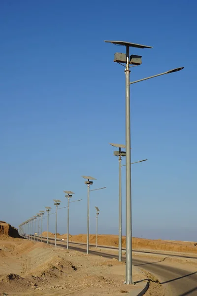 高速道路に沿ってソーラーランプ 緑のエネルギー エジプト南シナイ県ダハブ — ストック写真