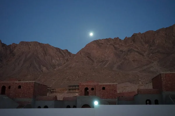Φεγγάρι Λάμπει Πάνω Από Βουνά Στο Dahab Νότια Κυβέρνηση Του — Φωτογραφία Αρχείου