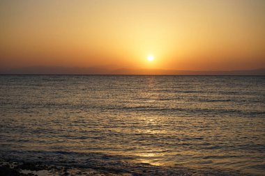 Akabe Körfezi 'nde, Kızıl Deniz' in üzerinde gün doğumu. Dahab, Güney Sina Valiliği, Mısır  