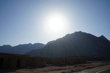 Dağın tepesinde gün batımı olan güzel bir manzara. Dahab, Güney Sina Valiliği, Mısır 