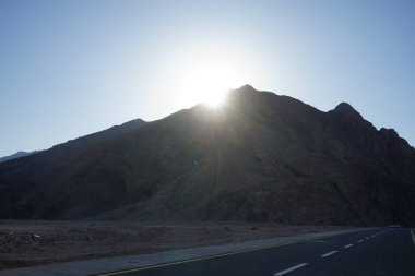 Dağın tepesinde gün batımı olan güzel bir manzara. Dahab, Güney Sina Valiliği, Mısır 