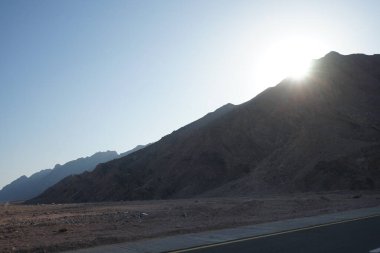 Dağın tepesinde gün batımı olan güzel bir manzara. Dahab, Güney Sina Valiliği, Mısır 