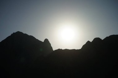 Dağın tepesinde gün batımı olan güzel bir manzara. Dahab, Güney Sina Valiliği, Mısır 