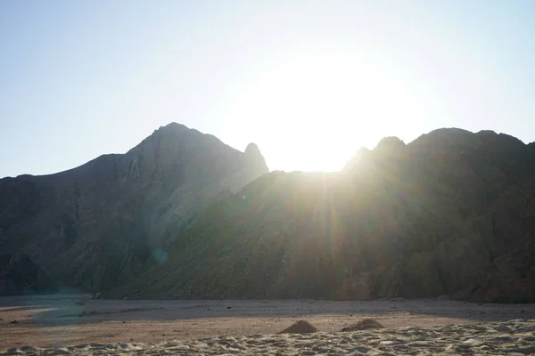 山の上に夕日と美しい風景 エジプト南シナイ県ダハブ — ストック写真