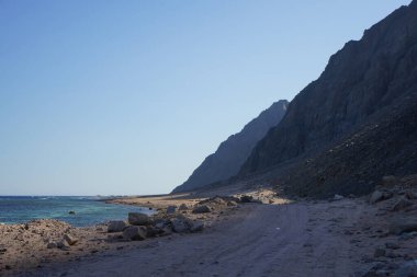 Akabe Körfezi 'ndeki muhteşem Kızıldeniz sahili. Dahab, Güney Sina Valiliği, Mısır  