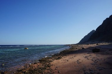 Akabe Körfezi 'ndeki muhteşem Kızıldeniz sahili. Dahab, Güney Sina Valiliği, Mısır 