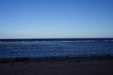 Akabe Körfezi 'ndeki muhteşem Kızıldeniz sahili. Dahab, Güney Sina Valiliği, Mısır 