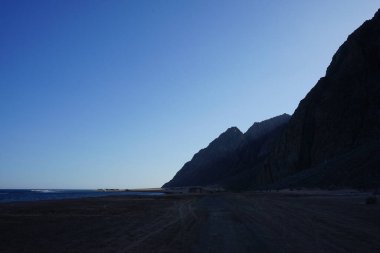 Akabe Körfezi 'ndeki muhteşem Kızıldeniz sahili. Dahab, Güney Sina Valiliği, Mısır  