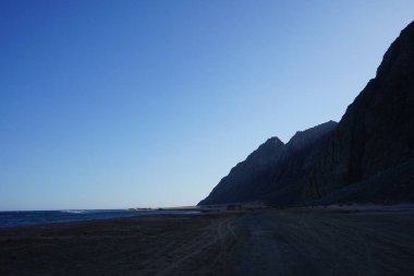 Akabe Körfezi 'ndeki muhteşem Kızıldeniz sahili. Dahab, Güney Sina Valiliği, Mısır 