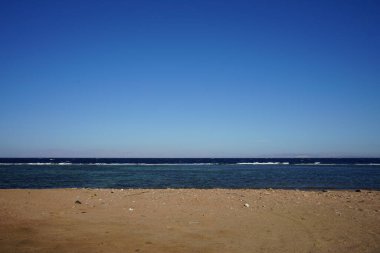 Akabe Körfezi 'ndeki muhteşem Kızıldeniz sahili. Dahab, Güney Sina Valiliği, Mısır 