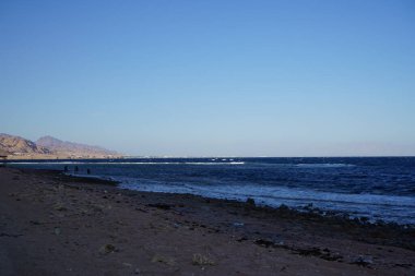Akabe Körfezi 'ndeki muhteşem Kızıldeniz sahili. Dahab, Güney Sina Valiliği, Mısır 