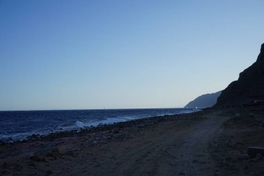 Akabe Körfezi 'ndeki muhteşem Kızıldeniz sahili. Dahab, Güney Sina Valiliği, Mısır  
