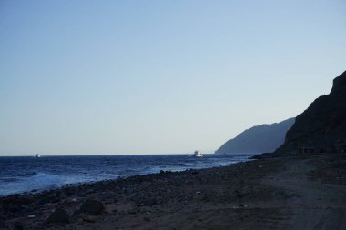 Akabe Körfezi 'ndeki muhteşem Kızıldeniz sahili. Dahab, Güney Sina Valiliği, Mısır 