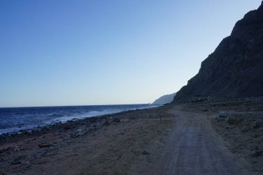 Akabe Körfezi 'ndeki muhteşem Kızıldeniz sahili. Dahab, Güney Sina Valiliği, Mısır 
