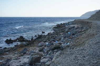 Akabe Körfezi 'ndeki muhteşem Kızıldeniz sahili. Dahab, Güney Sina Valiliği, Mısır  