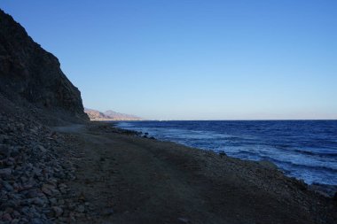 Akabe Körfezi 'ndeki muhteşem Kızıldeniz sahili. Dahab, Güney Sina Valiliği, Mısır