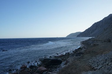 Akabe Körfezi 'ndeki muhteşem Kızıldeniz sahili. Dahab, Güney Sina Valiliği, Mısır 