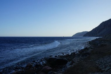 Akabe Körfezi 'ndeki muhteşem Kızıldeniz sahili. Dahab, Güney Sina Valiliği, Mısır 