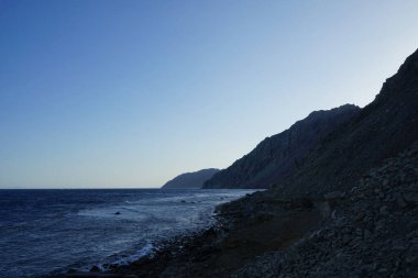 Akabe Körfezi 'ndeki muhteşem Kızıldeniz sahili. Dahab, Güney Sina Valiliği, Mısır 