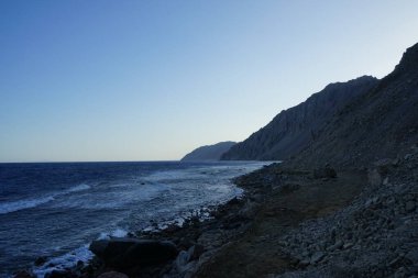 Akabe Körfezi 'ndeki muhteşem Kızıldeniz sahili. Dahab, Güney Sina Valiliği, Mısır 