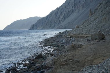 Akabe Körfezi 'ndeki muhteşem Kızıldeniz sahili. Dahab, Güney Sina Valiliği, Mısır  