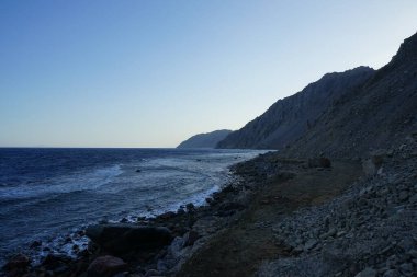 Akabe Körfezi 'ndeki muhteşem Kızıldeniz sahili. Dahab, Güney Sina Valiliği, Mısır 