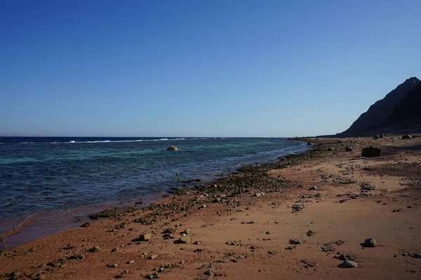 アカバ湾の壮大な紅海沿岸 エジプト南シナイ県ダハブ — ストック写真