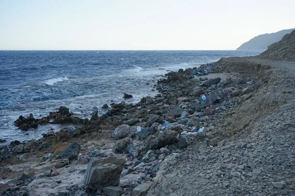 Akabe Körfezi 'ndeki muhteşem Kızıldeniz sahili. Dahab, Güney Sina Valiliği, Mısır  