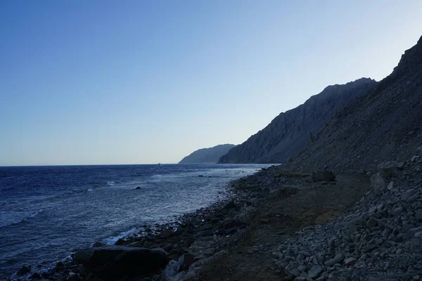 Akabe Körfezi 'ndeki muhteşem Kızıldeniz sahili. Dahab, Güney Sina Valiliği, Mısır 