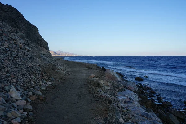 Akabe Körfezi 'ndeki muhteşem Kızıldeniz sahili. Dahab, Güney Sina Valiliği, Mısır 