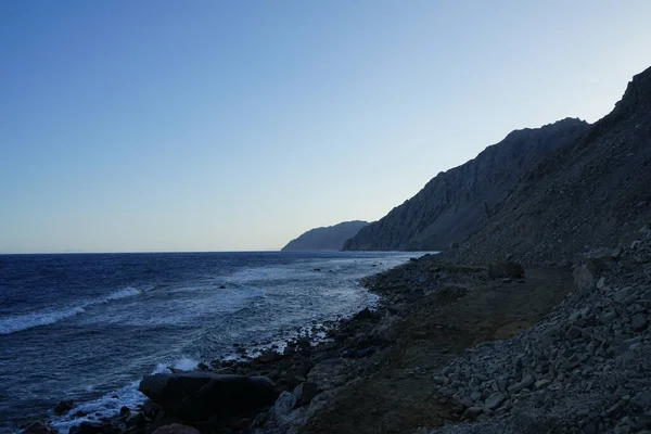 Akabe Körfezi 'ndeki muhteşem Kızıldeniz sahili. Dahab, Güney Sina Valiliği, Mısır 