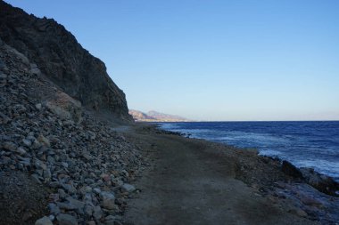 Akabe Körfezi 'ndeki muhteşem Kızıldeniz sahili. Dahab, Güney Sina Valiliği, Mısır 