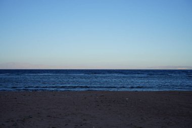 Akabe Körfezi 'ndeki muhteşem Kızıldeniz sahili. Dahab, Güney Sina Valiliği, Mısır 