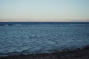 Akabe Körfezi 'ndeki muhteşem Kızıldeniz sahili. Dahab, Güney Sina Valiliği, Mısır 