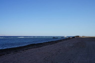 Akabe Körfezi 'ndeki Kızıl Deniz' de gemiler ve gemiler. Dahab, Güney Sina Valiliği, Mısır  