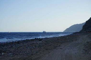 Akabe Körfezi 'ndeki Kızıl Deniz' deki gemiler. Dahab, Güney Sina Valiliği, Mısır 